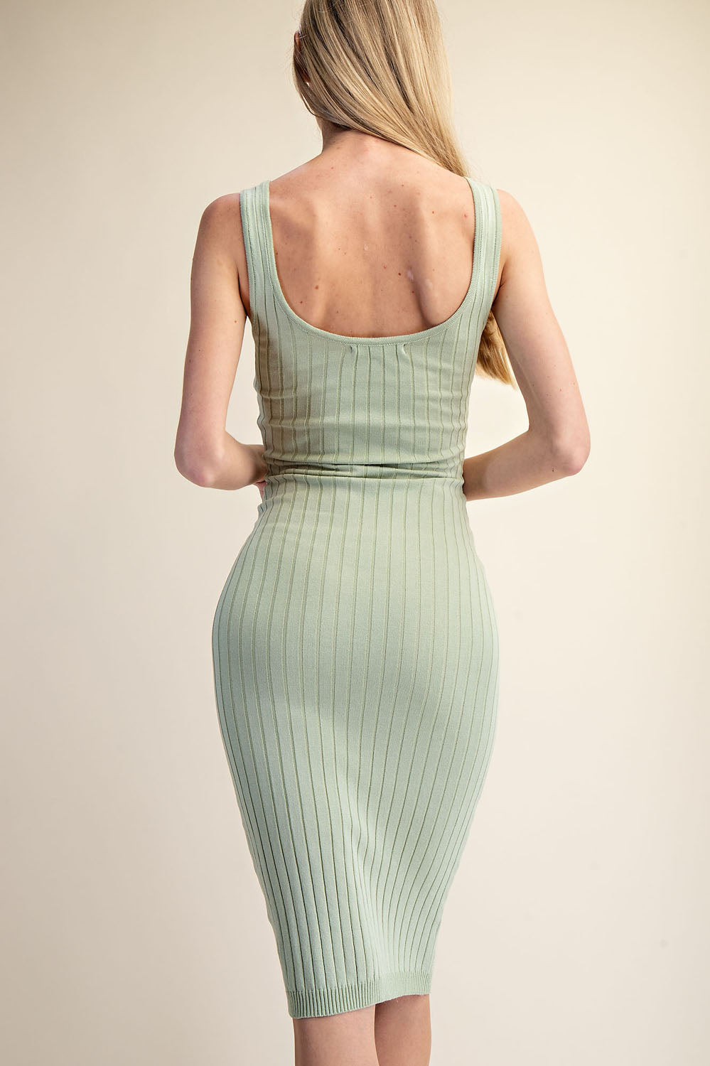 RIBBED KNIT SCOOP NECK MIDI DRESS