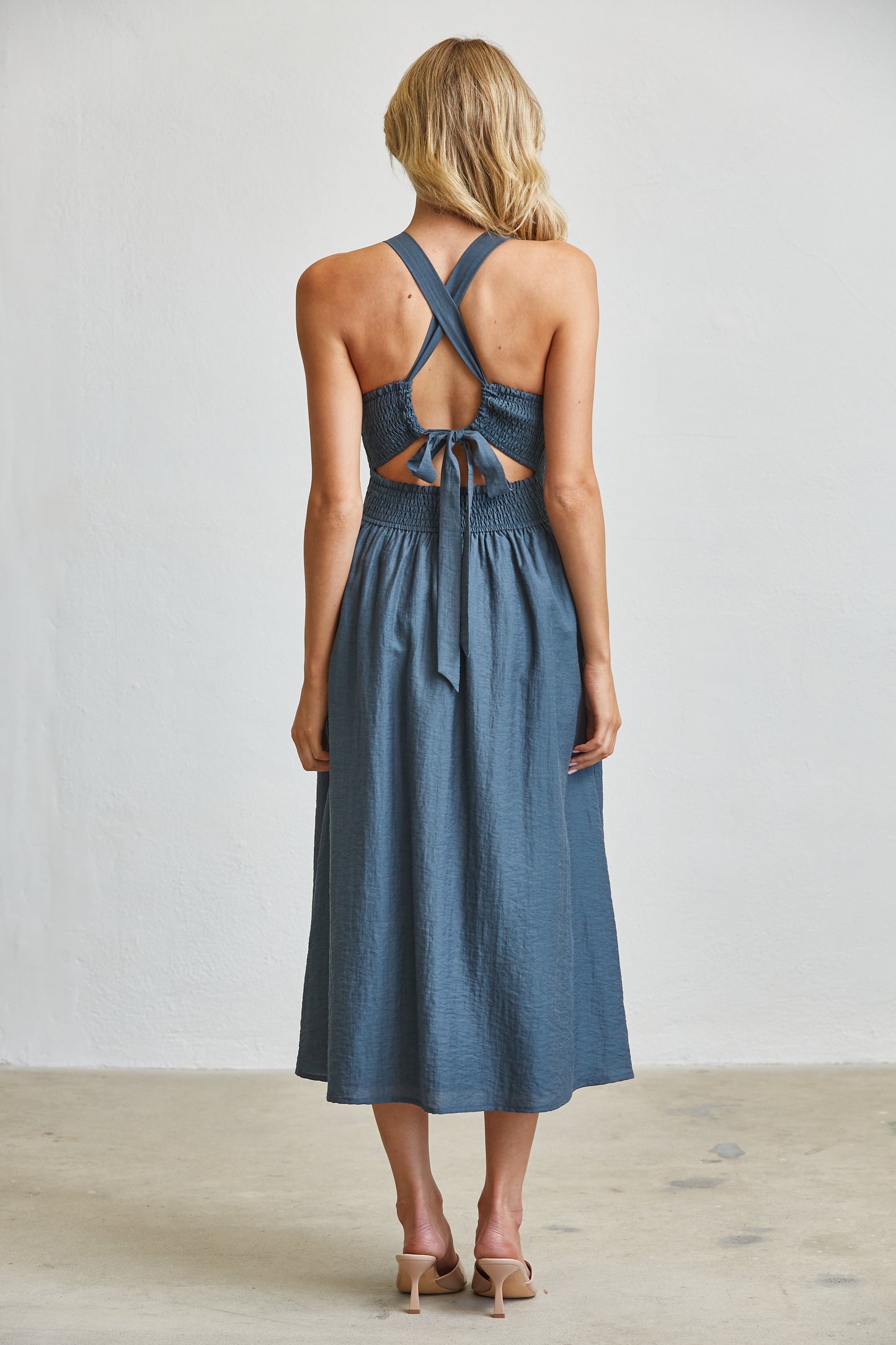 SMOCKED TOP SIDE POCKETS MIDI DRESS - OLIVE