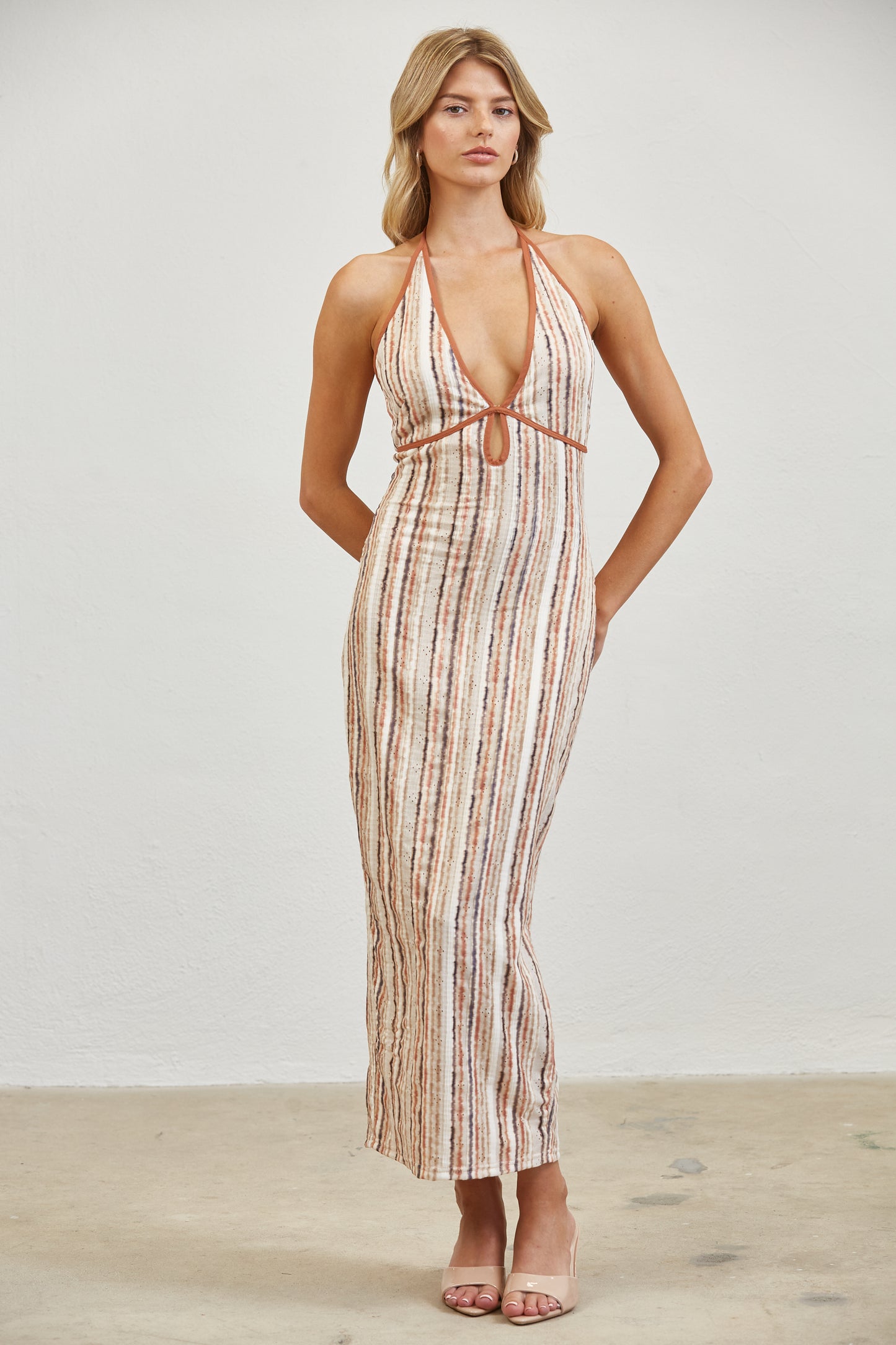 HALTER KEYHOLE TIE BACK MIDI DRESS - RUST