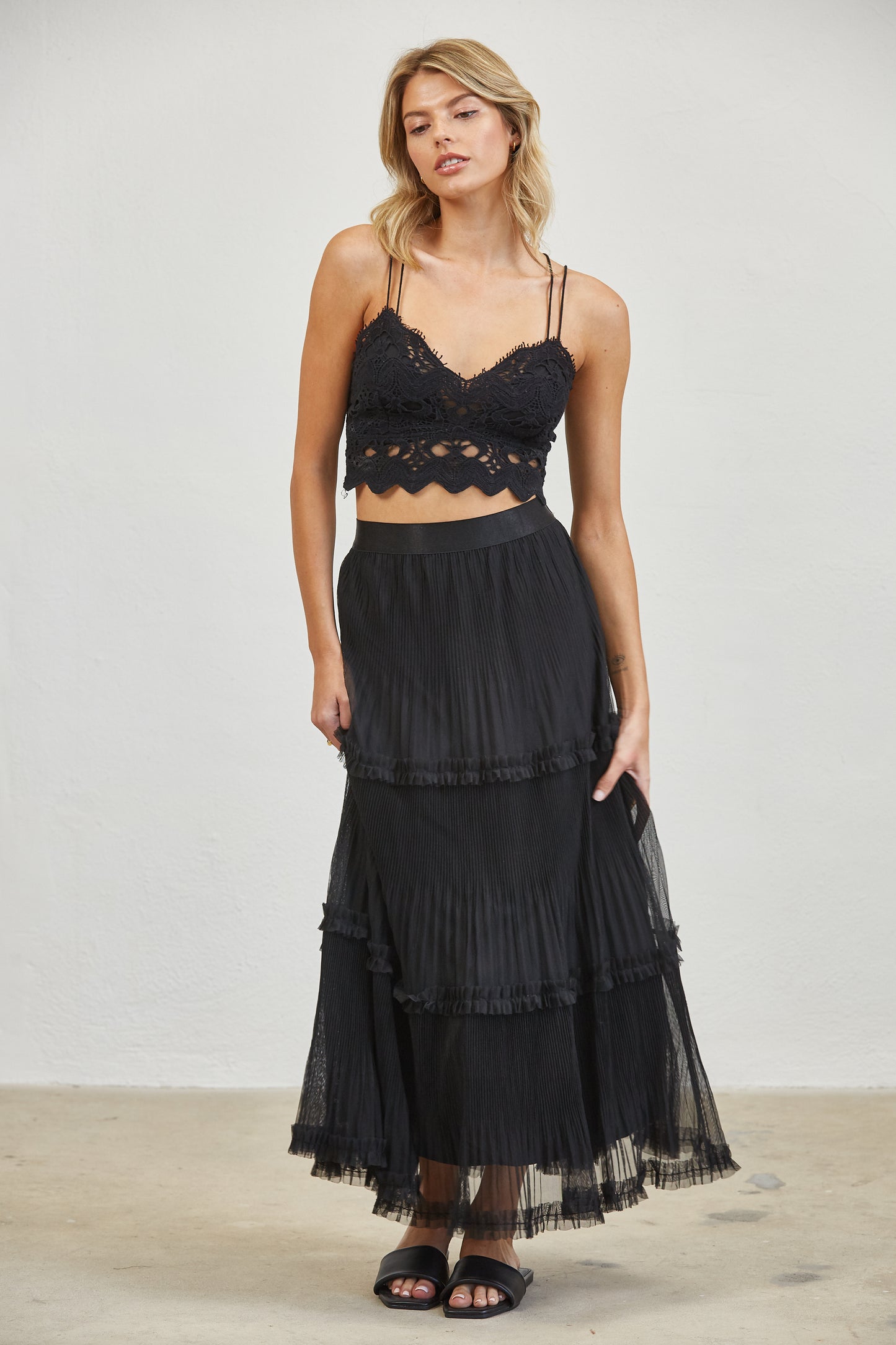 TIERED MESH PLEASTED MAXI SKIRT