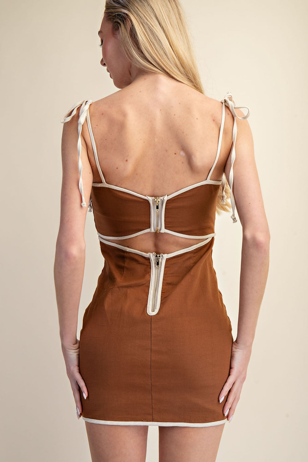 CONTRAST TRIM CUTOUT MINI DRESS - COGNAC/TAUPE
