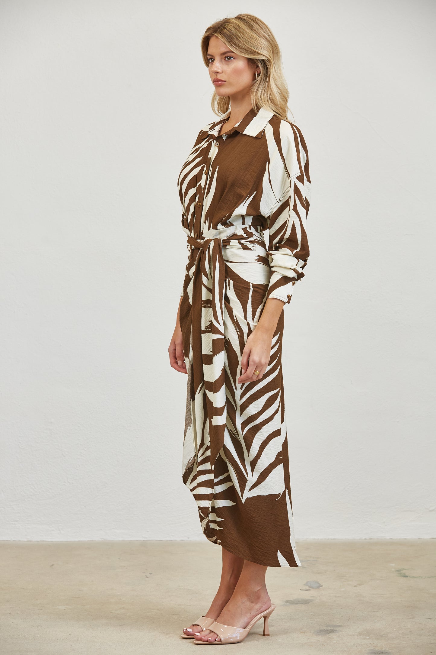 TROPICAL PALM BELTED SHIRT MIDI DRESS - BROWN