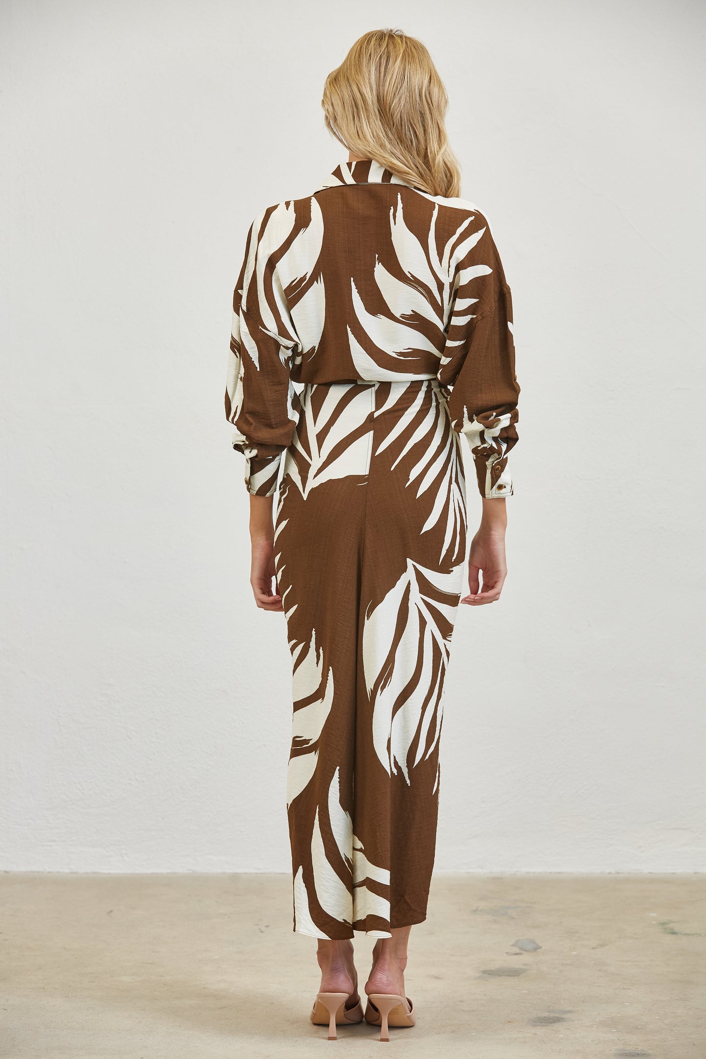 TROPICAL PALM BELTED SHIRT MIDI DRESS - BROWN
