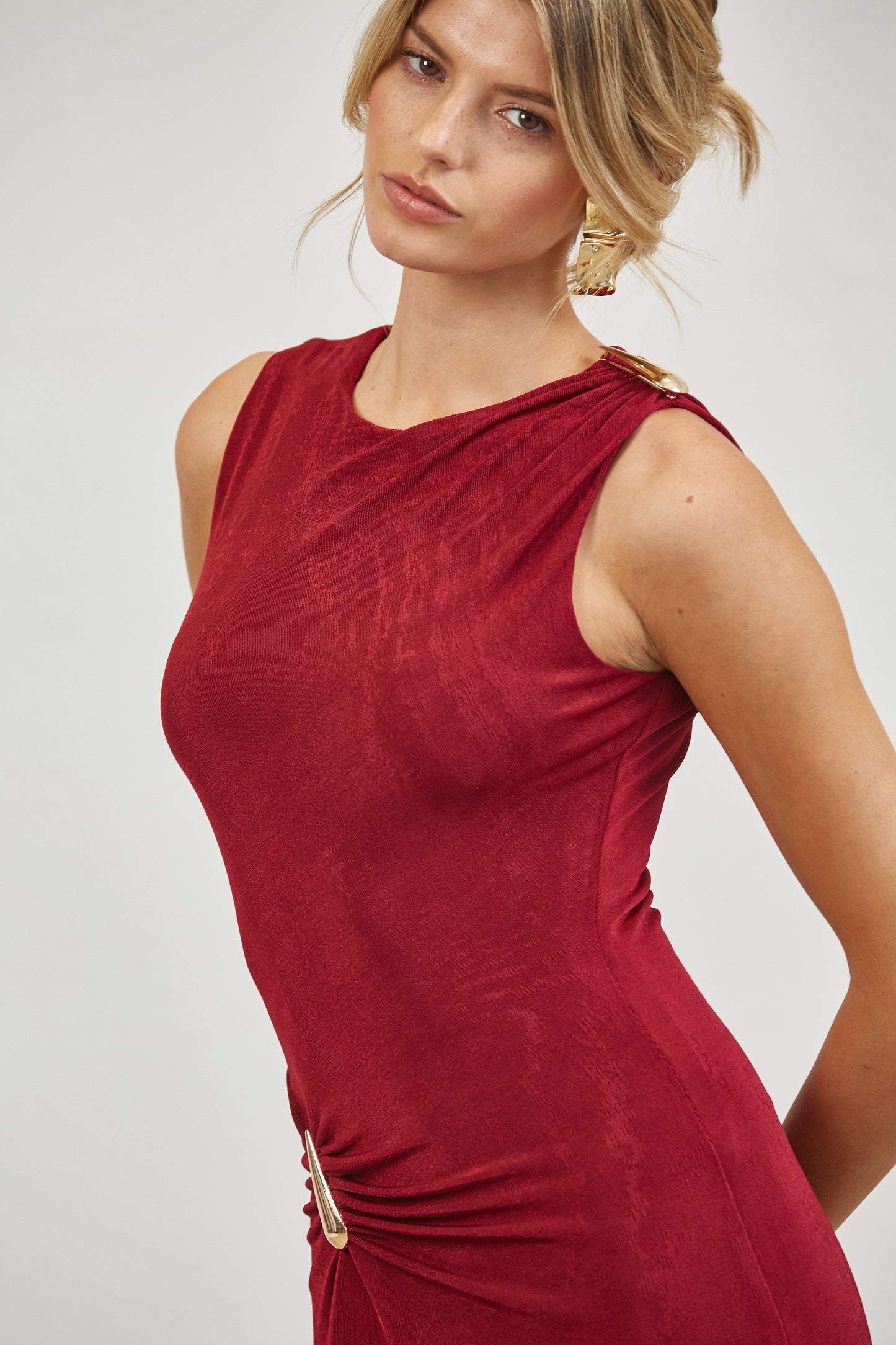 GOLD ACCENT RUCHED MAXI DRESS - WINE