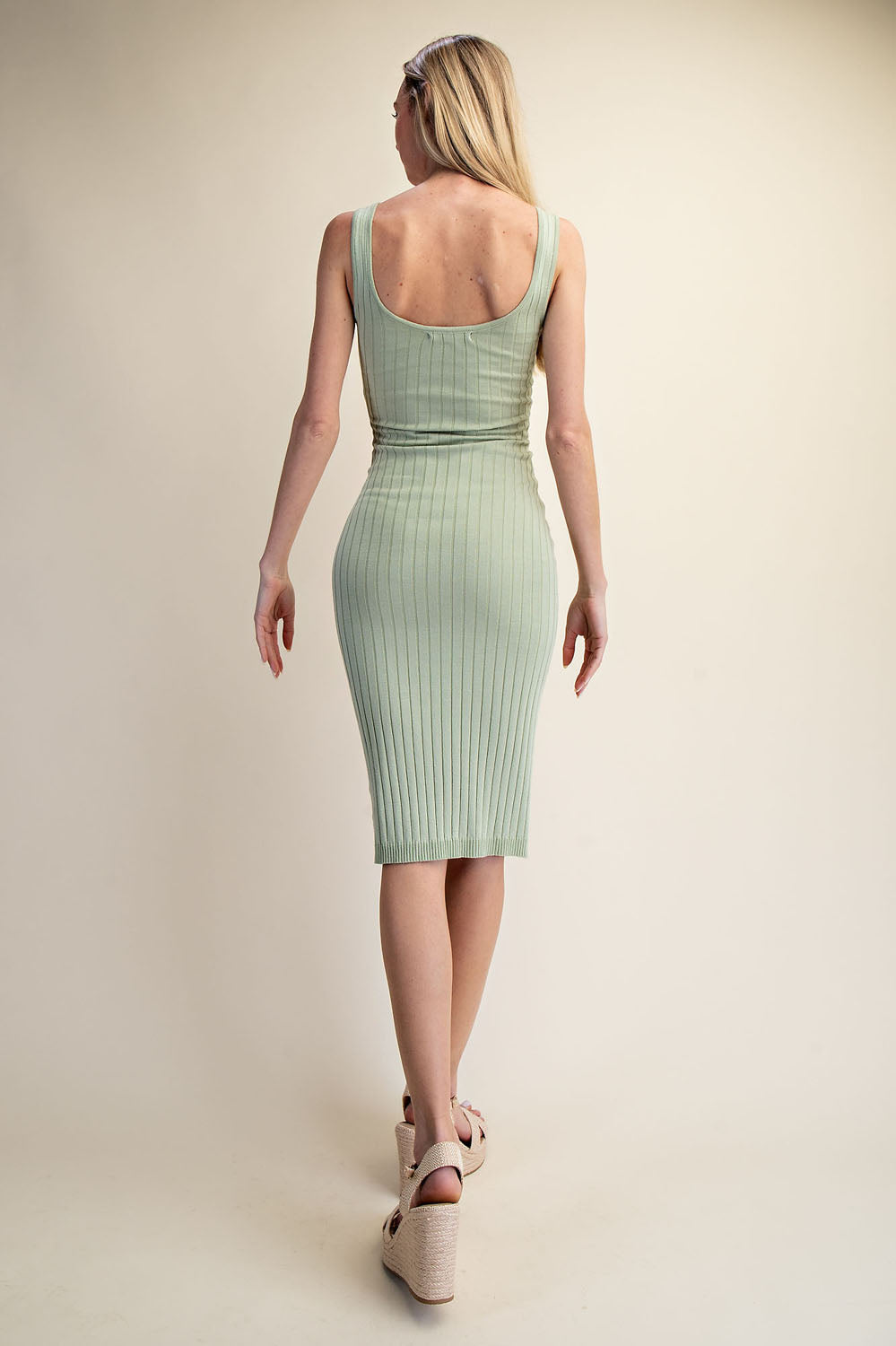 RIBBED KNIT SCOOP NECK MIDI DRESS